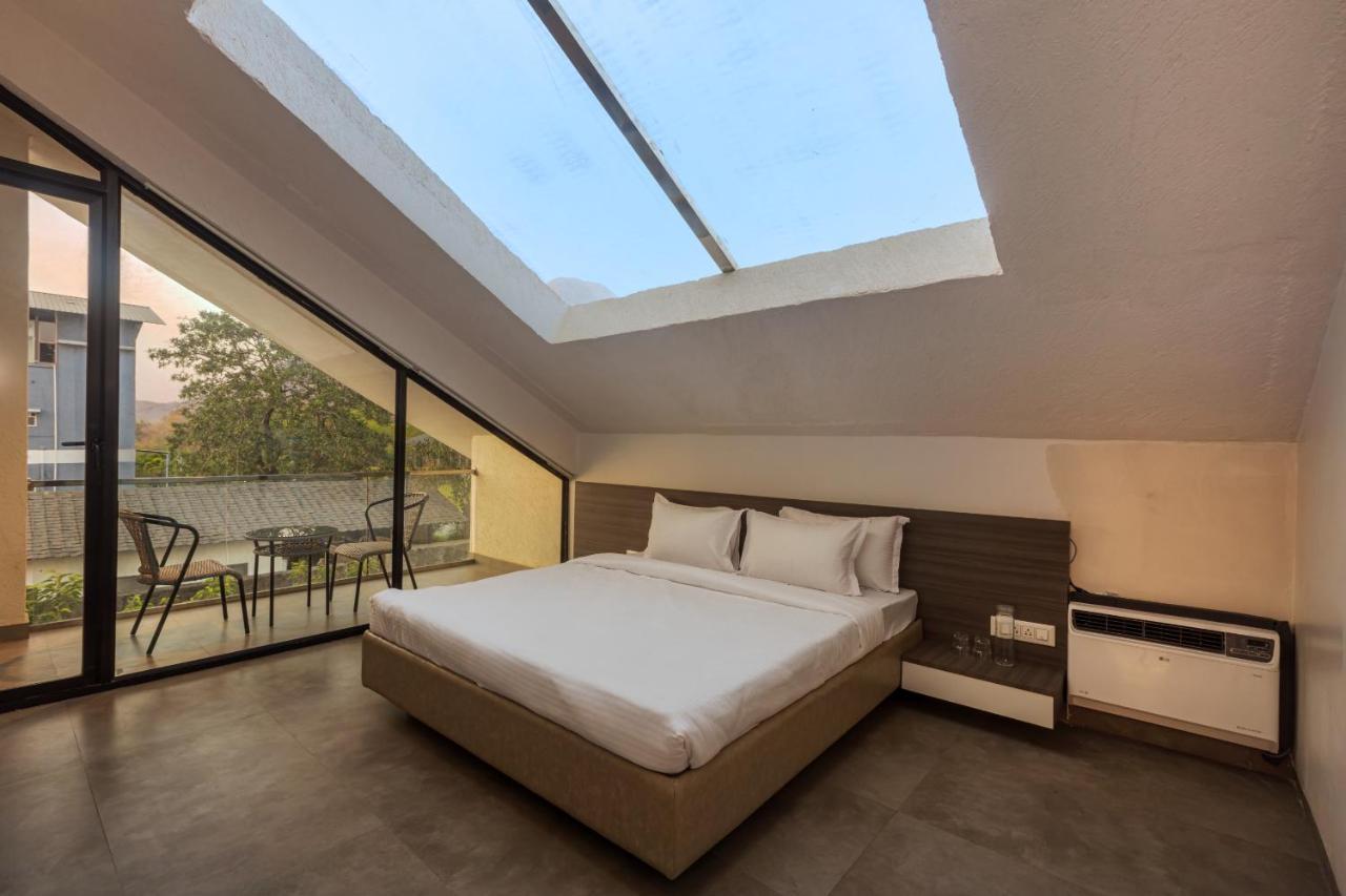 Saffronstays Stargazer, Karjat - Luxury Pool Villa With Lake View エクステリア 写真