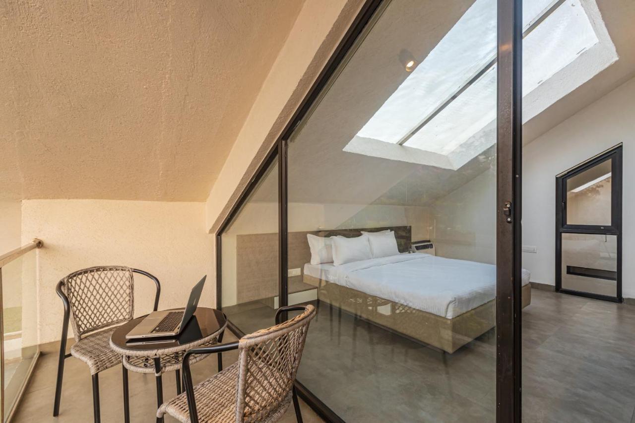 Saffronstays Stargazer, Karjat - Luxury Pool Villa With Lake View エクステリア 写真
