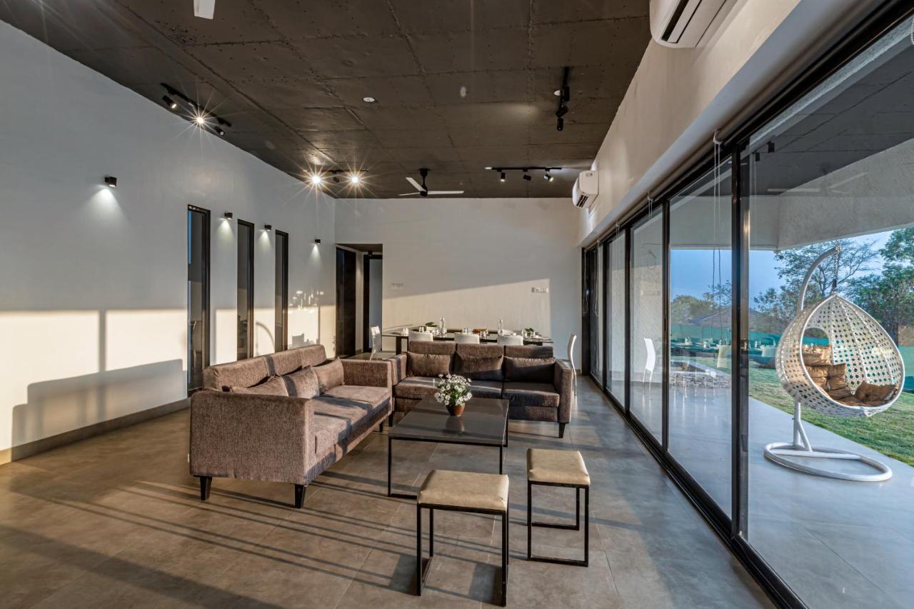 Saffronstays Stargazer, Karjat - Luxury Pool Villa With Lake View エクステリア 写真