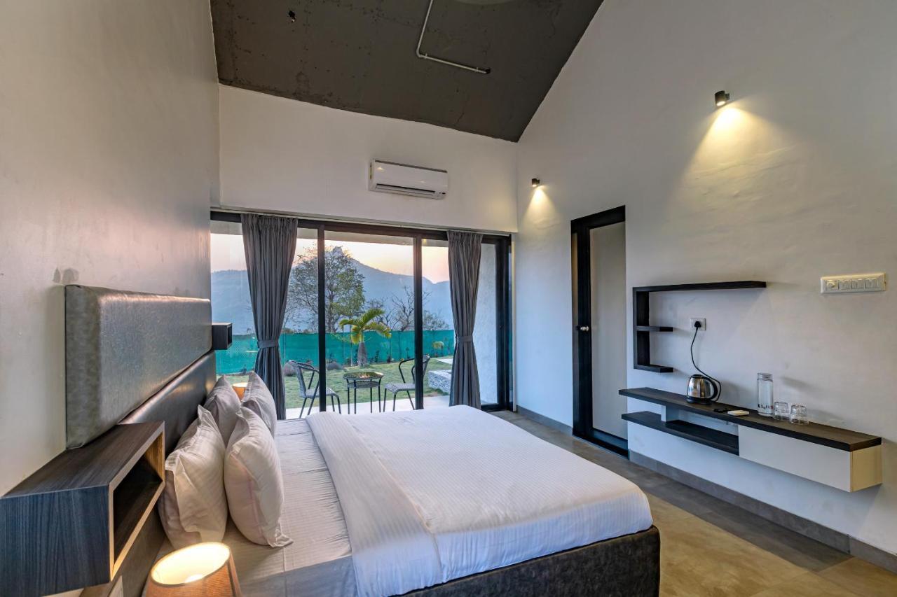 Saffronstays Stargazer, Karjat - Luxury Pool Villa With Lake View エクステリア 写真