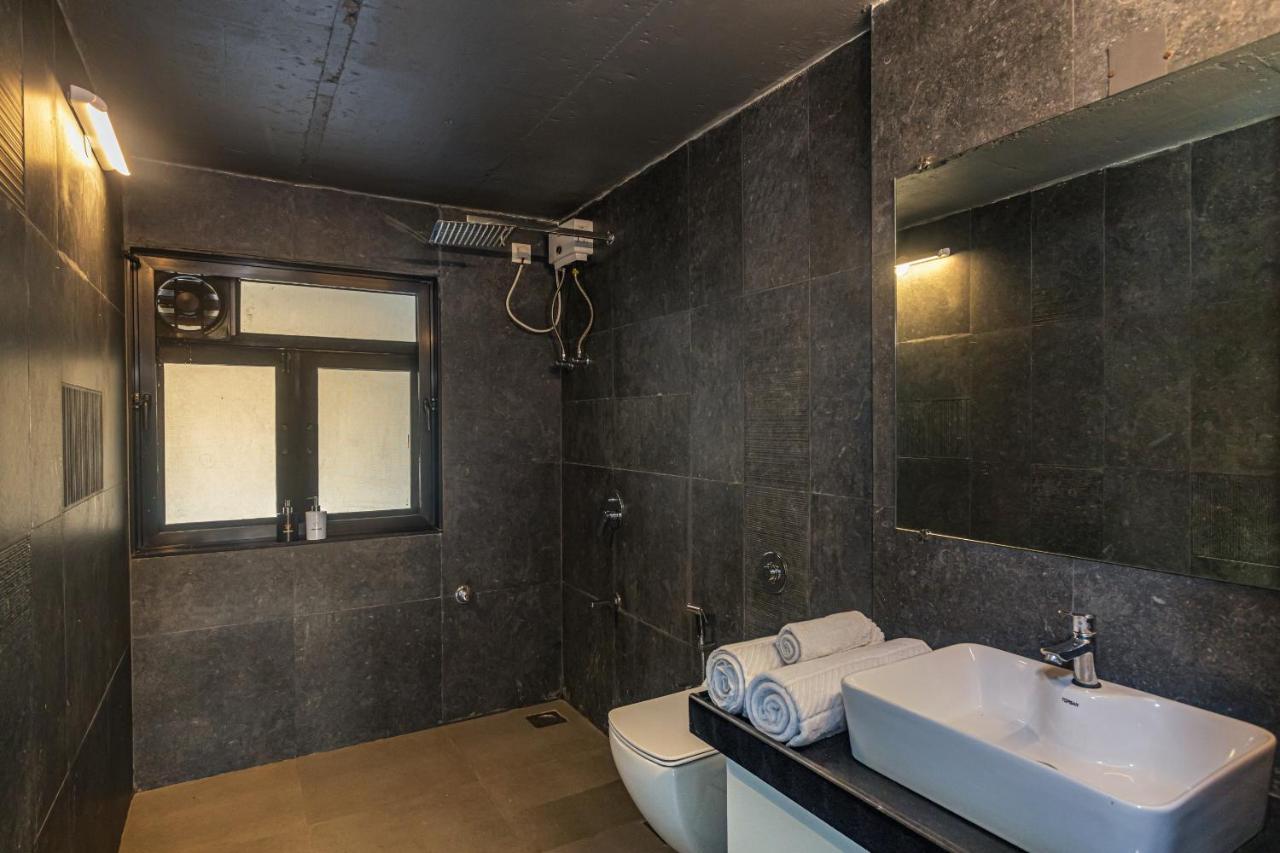 Saffronstays Stargazer, Karjat - Luxury Pool Villa With Lake View エクステリア 写真