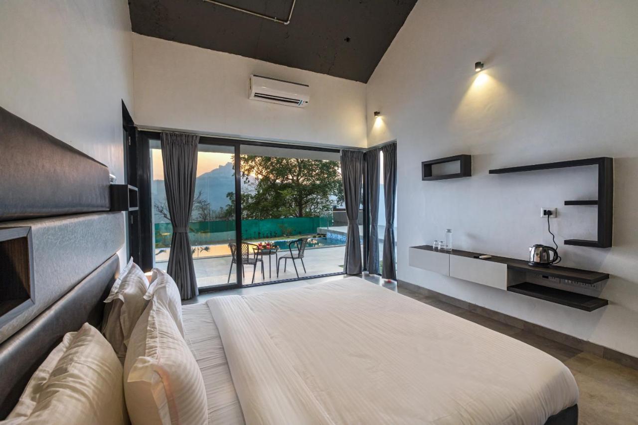 Saffronstays Stargazer, Karjat - Luxury Pool Villa With Lake View エクステリア 写真