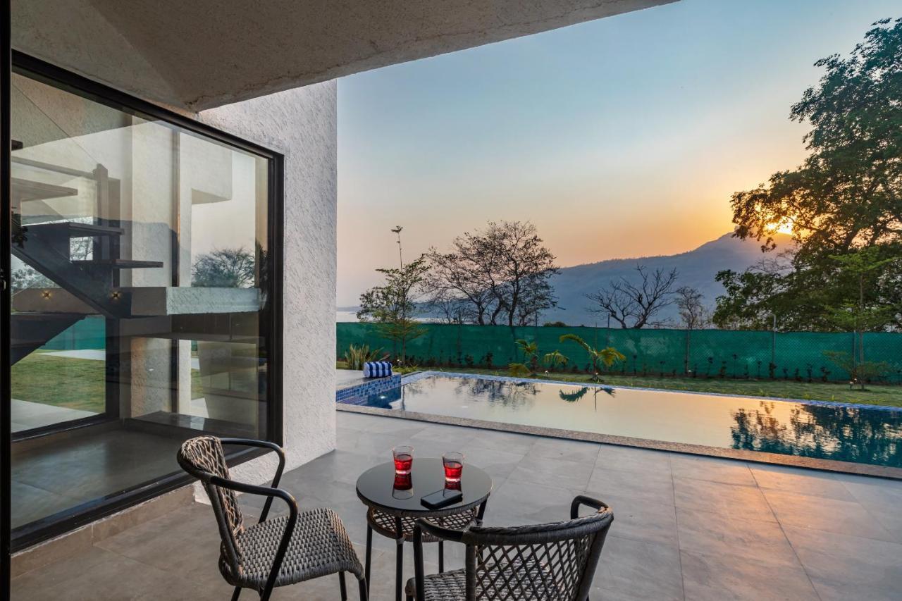 Saffronstays Stargazer, Karjat - Luxury Pool Villa With Lake View エクステリア 写真