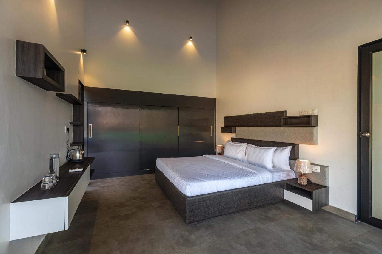 Saffronstays Stargazer, Karjat - Luxury Pool Villa With Lake View エクステリア 写真
