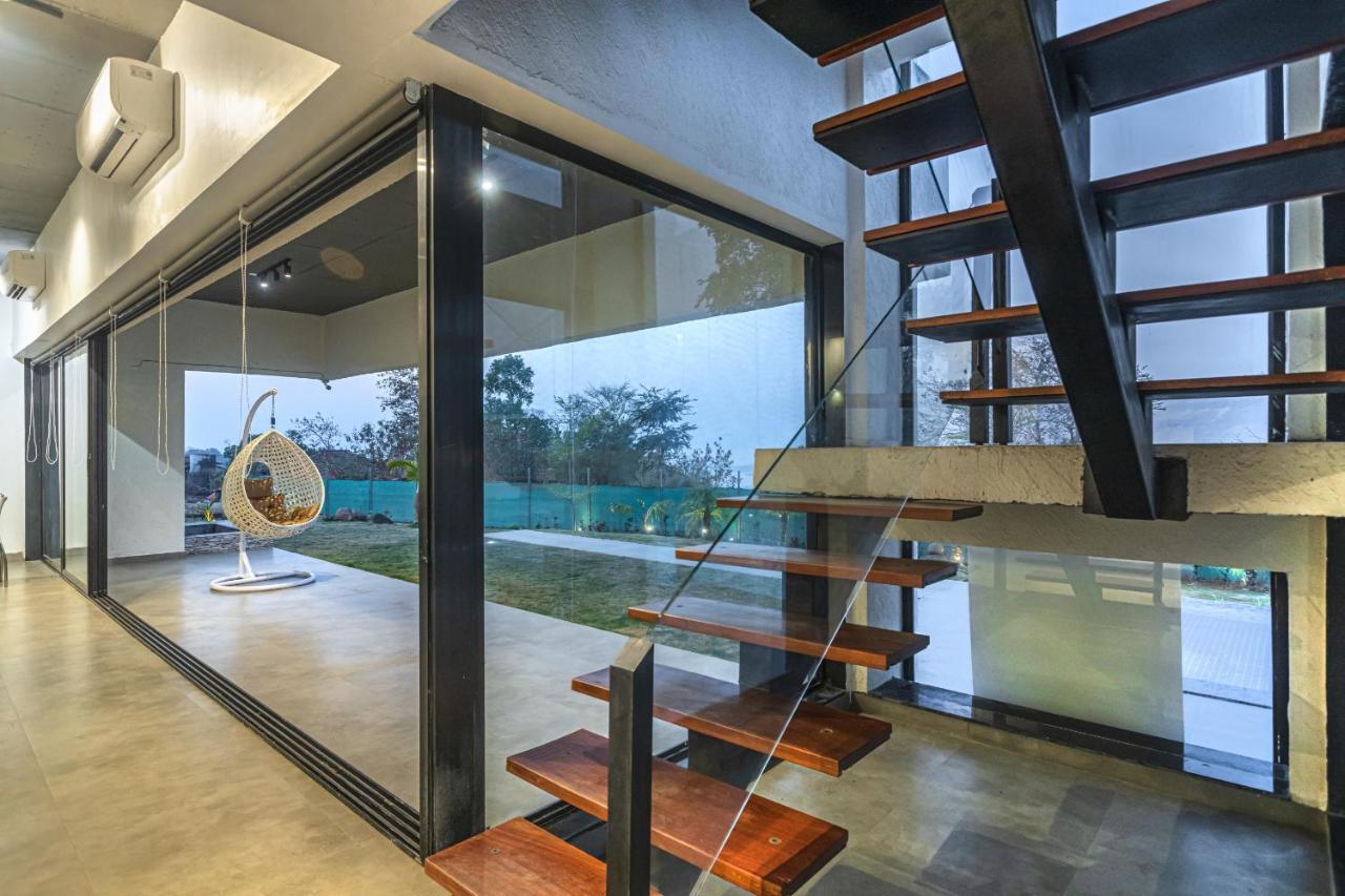 Saffronstays Stargazer, Karjat - Luxury Pool Villa With Lake View エクステリア 写真