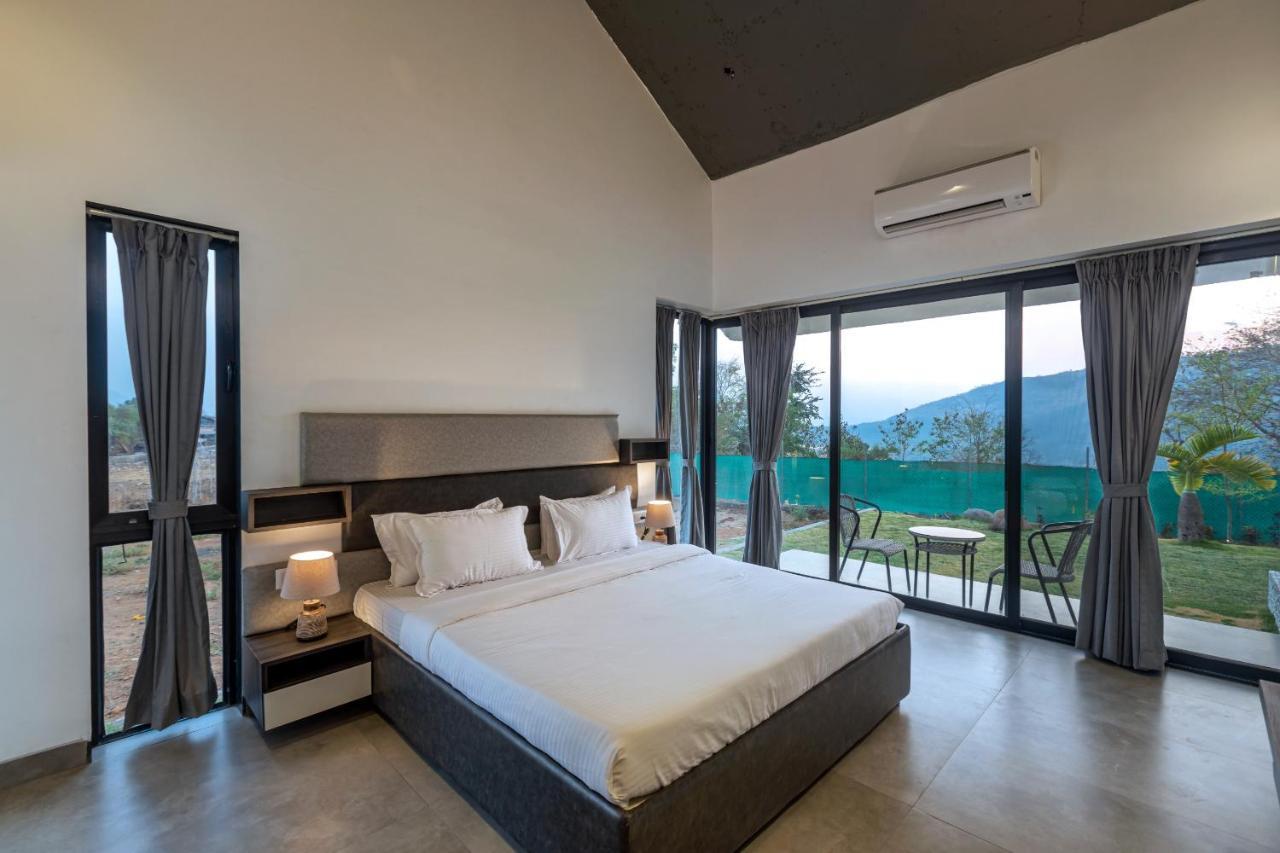 Saffronstays Stargazer, Karjat - Luxury Pool Villa With Lake View エクステリア 写真